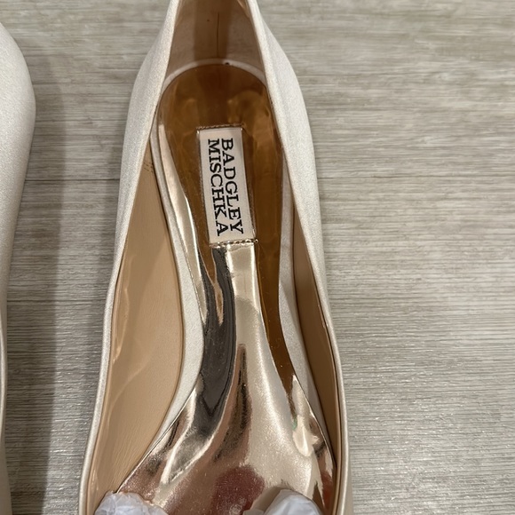 Badgley Mischka light goal flats with cristal stone. Size 8.5 - Picture 3 of 6